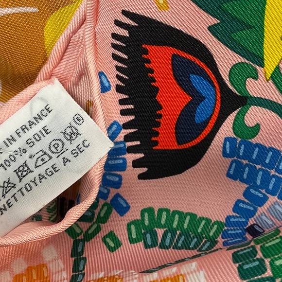 HERMES ROSE POUDRE / CYCLAMEN / JAUNE COSTUME DE FETE 90 SCARF - Picture 4 of 8